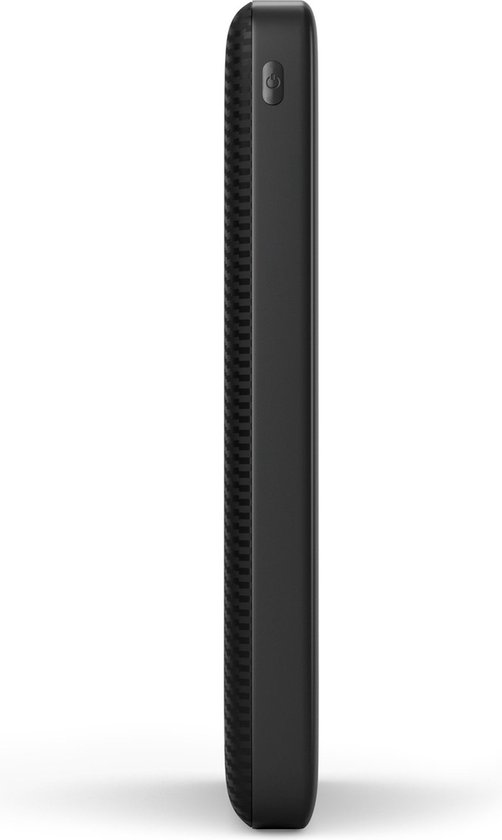 Zijkant van dunne, zwarte powerbank met koolstofvezel textuur en aan/uit knop.