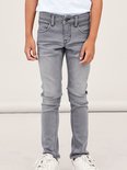 Gedetailleerde voorgrond van een jongetje in een grijze jeans.