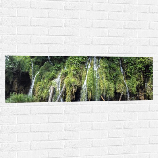 WallClassics - Muursticker - Waterval tussen de Planten - 120x40 cm Foto op Muursticker