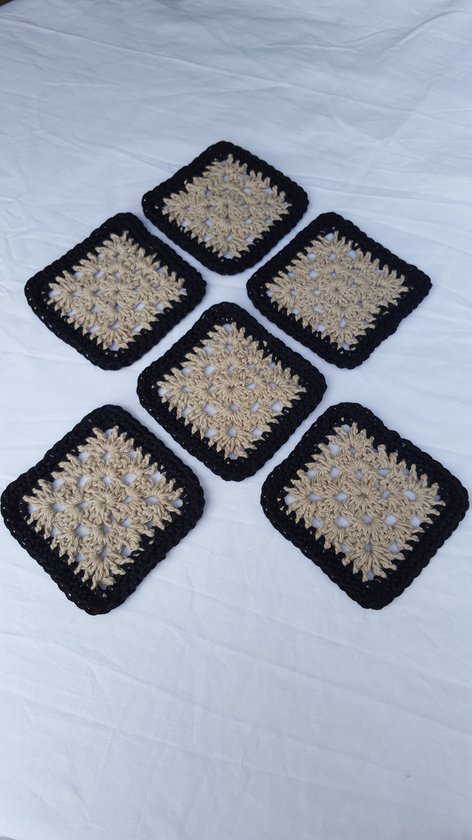 Handgemaakte set van 6 onderzetters in beige met zwarte rand gehaakt van 100 % katoen Afm: 12 x 12 cm