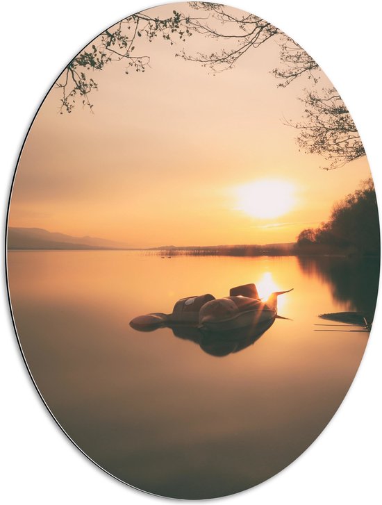 WallClassics - Dibond Ovale - Soleil couchant sur un petit bateau sur le lac - 60x80 cm Photo sur ovale (avec système de suspension)