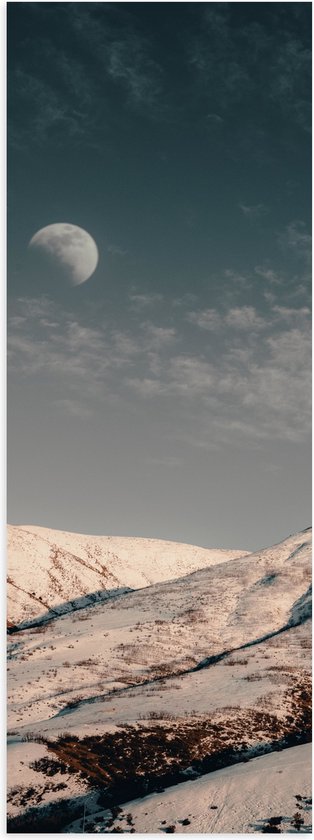 WallClassics - Poster (Mat) - Maan boven Sneeuwbergen overdags - 20x60 cm Foto op Posterpapier met een Matte look