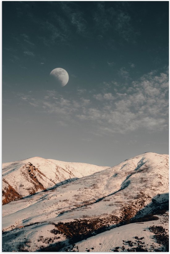 WallClassics - Poster (Mat) - Maan boven Sneeuwbergen overdags - 40x60 cm Foto op Posterpapier met een Matte look