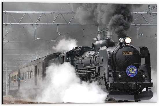 WallClassics - Dibond - Rijdende Stroomtrein (zwart/wit) - 60x40 cm Foto op Aluminium (Met Ophangsysteem)