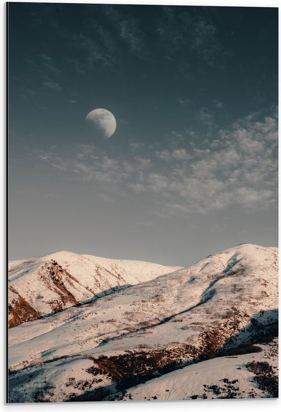 WallClassics - Dibond - Maan boven Sneeuwbergen overdags - 40x60 cm Foto op Aluminium (Wanddecoratie van metaal)