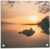 WallClassics - Tuinposter – Ondergaande Zon bij Kleine Boot op Meer - 50x50 cm Foto op Tuinposter  (wanddecoratie voor buiten en binnen)