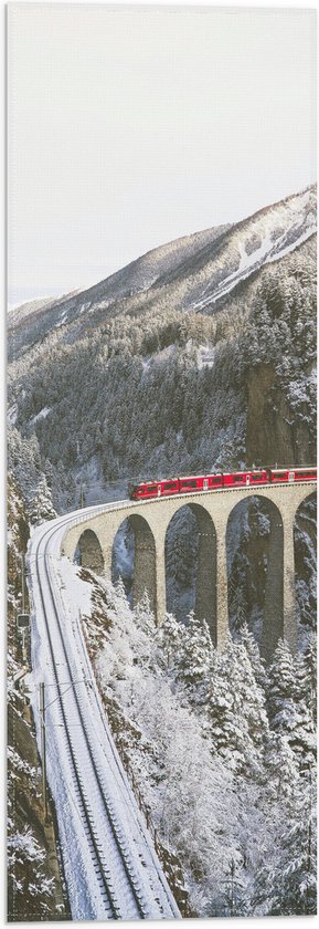 WallClassics - Vlag - Rode Trein door de Bergen in de Sneeuw - 20x60 cm Foto op Polyester Vlag