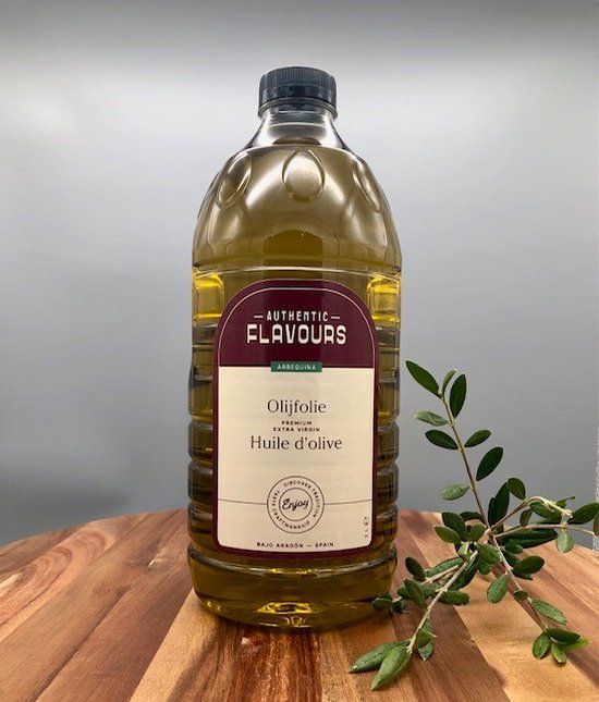 Plastic fles met olijfolie, etiket met 'Authentic Flavours Olijfolie Extra Virgin Arbequina'.
