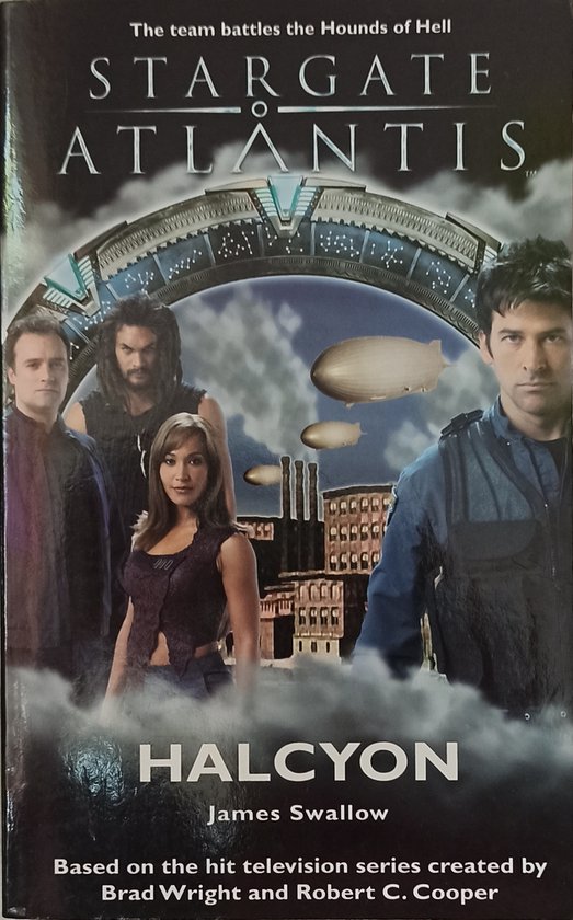 Voorzijde van Stargate Atlantis: Halcyon boek. Vier hoofdpersonen staan voor een gebouw en luchtschepen.