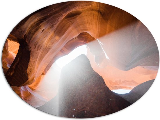 WallClassics - Dibond Ovaal - Lichtstralen door Lower Antelope Canyon - 108x81 cm Foto op Ovaal (Met Ophangsysteem)