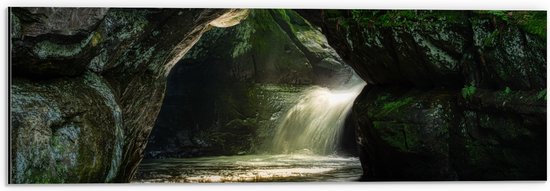 WallClassics - Dibond - Sprookjesachtige Grot met Rivier - 60x20 cm Foto op Aluminium (Wanddecoratie van metaal)