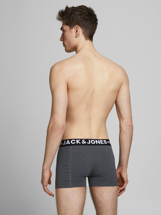 Donkergrijze boxer met zwarte elastische band met witte tekst: JACK & JONES.