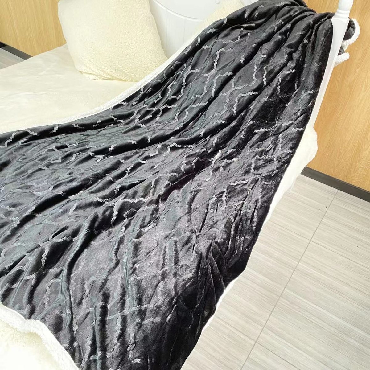 leuke warme fleece plaid black and white 150 x 200 met schaap zijde