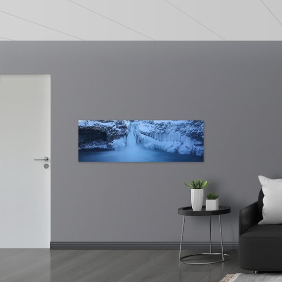 Dibond - Stromende Steile Waterval - 150x50 cm Foto op Aluminium (Met Ophangsysteem)