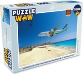 Puzzel Een vliegtuig vliegt vlak over Maho Bay Beach op Sint Maarten - Legpuzzel - Puzzel 1000 stukjes volwassenen