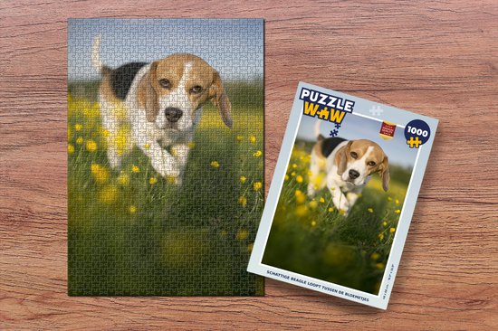 Puzzle de 1000 pièces d'un beagle courant dans un champ de fleurs jaunes. Le chien a des taches brunes, noires et blanches.