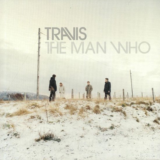 Vier mannen met winterjassen staan op een besneeuwde heuvel bij een hek. Travis - The Man Who.