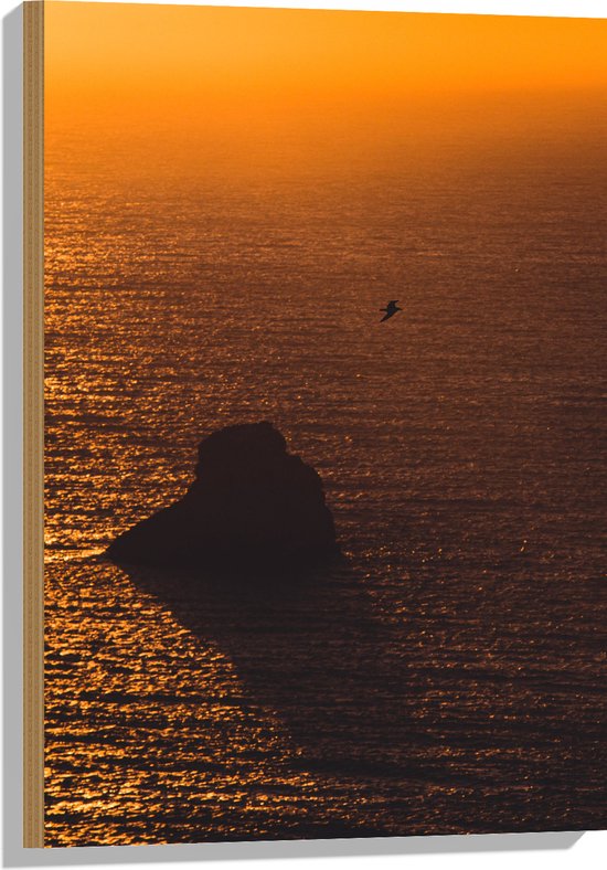 WallClassics - Hout - Gele Hemel door Zonsondergang boven Zee - 50x75 cm - 12 mm dik - Foto op Hout (Met Ophangsysteem)