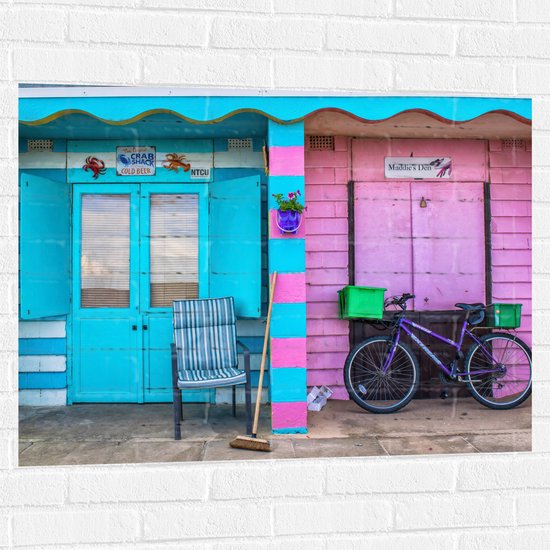 WallClassics - Muursticker - Blauw en Roze Strandhuisjes - 100x75 cm Foto op Muursticker