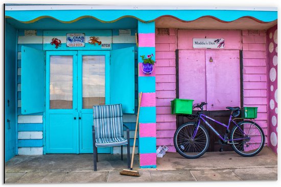 WallClassics - Dibond - Blauw en Roze Strandhuisjes - 60x40 cm Foto op Aluminium (Wanddecoratie van metaal)
