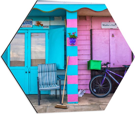 WallClassics - Dibond Hexagon - Blauw en Roze Strandhuisjes - 60x52.2 cm Foto op Hexagon (Met Ophangsysteem)