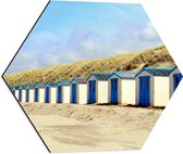 WallClassics - Dibond Hexagon - Blauw met Witte Strandhuisjes - 50x43.5 cm Foto op Hexagon (Met Ophangsysteem)