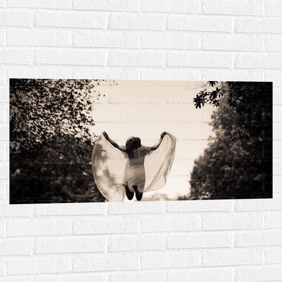WallClassics - Muursticker - Vreugde Sprong Zwart Wit - 100x50 cm Foto op Muursticker