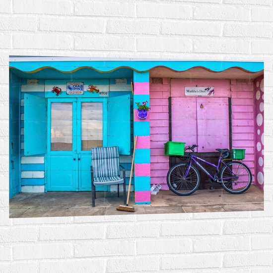 WallClassics - Muursticker - Blauw en Roze Strandhuisjes - 105x70 cm Foto op Muursticker