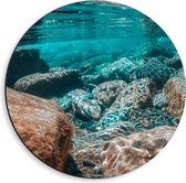 WallClassics - Dibond Muurcirkel - Helder Blauw Water bij Natuurstenen - 40x40 cm Foto op Aluminium Muurcirkel (met ophangsysteem)