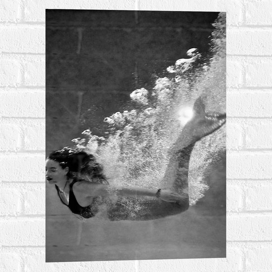 WallClassics - Muursticker - Vrouw Duikend in Water - 40x60 cm Foto op Muursticker