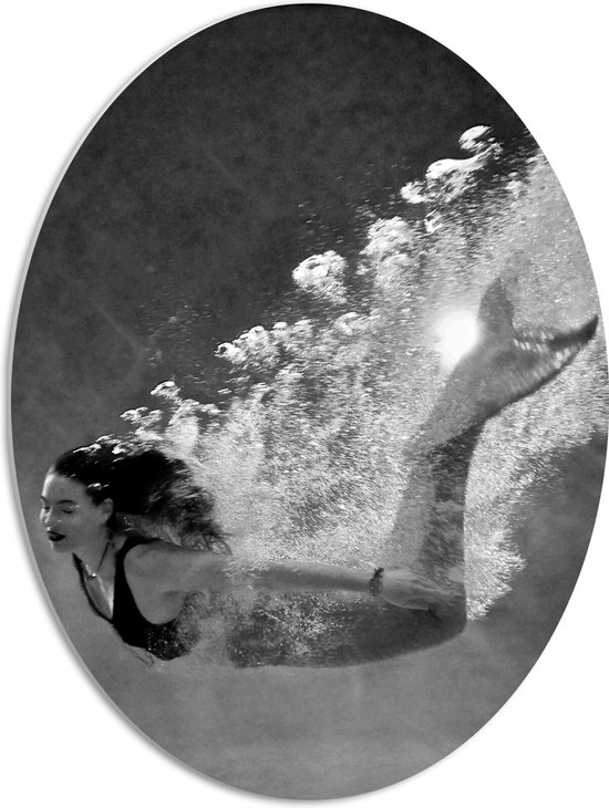 WallClassics - PVC Schuimplaat Ovaal - Vrouw Duikend in Water - 51x68 cm Foto op Ovaal  (Met Ophangsysteem)