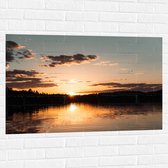 WallClassics - Muursticker - Zonsondergang aan Bosrand - 105x70 cm Foto op Muursticker