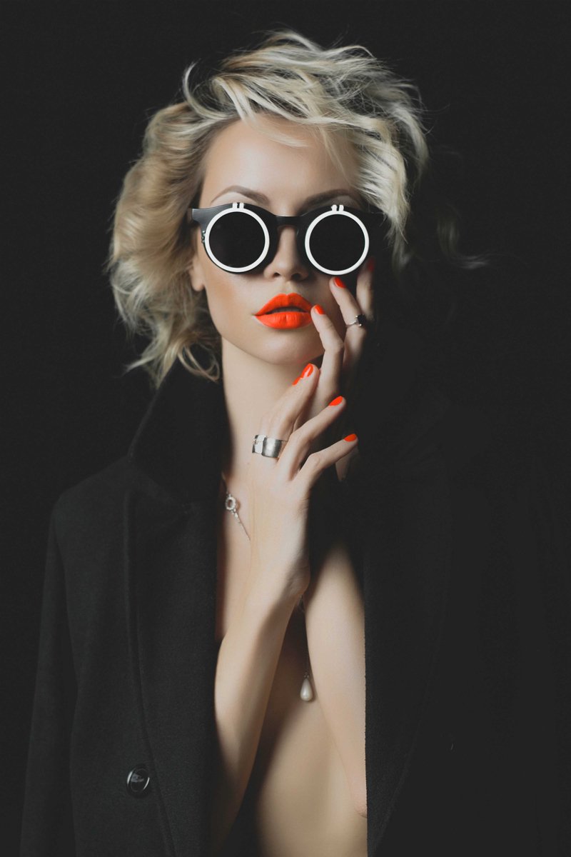 Printerior - Portrait of a women - Muurdecoratie - Luxe print - Wallart - Schilderij - Schilderij vrouw - portret vrouw - Red lips - Matte print - Dibond print - 100 x 150cm