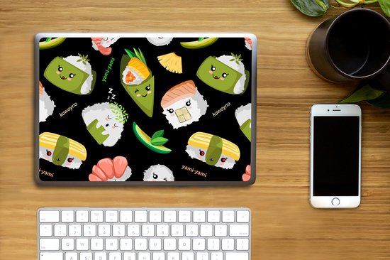 Zwarte laptopskin met kawaii sushiprint. Met o.a. nigiri, onigiri, maki, en garnalen. Geplaatst op een laptop, naast een smartphone en toetsenbord.