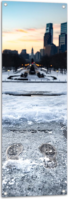 WallClassics - Tuinposter – Bevroren Sneeuw in Stad - 40x120 cm Foto op Tuinposter  (wanddecoratie voor buiten en binnen)