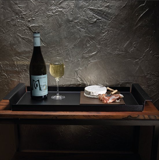 Zwart dienblad met wijn, glas, kaas en vlees.