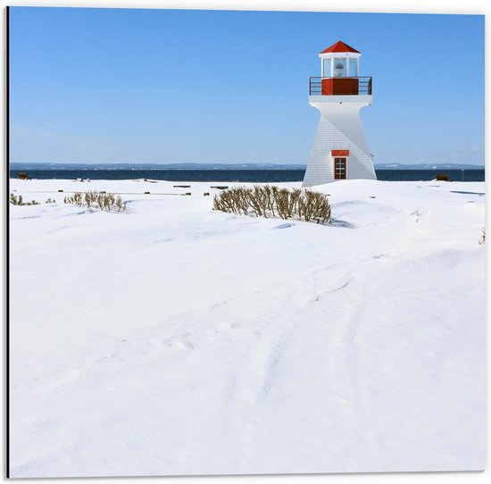 WallClassics - Dibond - Vuurtoren op Wit Strand - 50x50 cm Foto op Aluminium (Wanddecoratie van metaal)