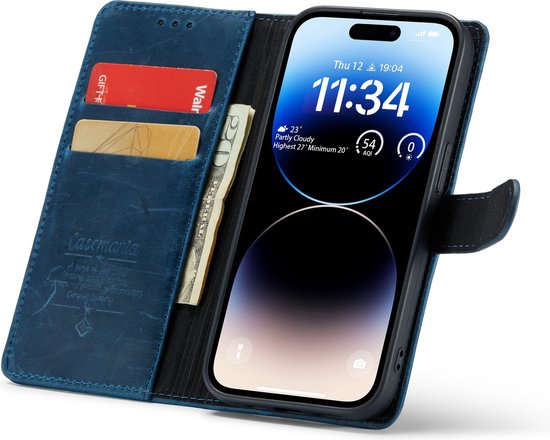 Blauw lederen portemonnee-hoesje met pasjeshouder, open met iPhone 14 Pro en klokweergave.