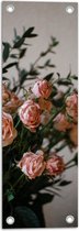 WallClassics - Tuinposter – Boeket van Lichtroze Rozen - 20x60 cm Foto op Tuinposter  (wanddecoratie voor buiten en binnen)