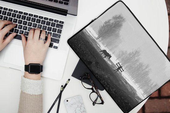 Pochette ordinateur 13 pouces 34x24 cm - Paarden - Pochette Macbook & Laptop Farmer avec son cheval dans la campagne chinoise en noir et blanc - Pochette ordinateur portable avec photo