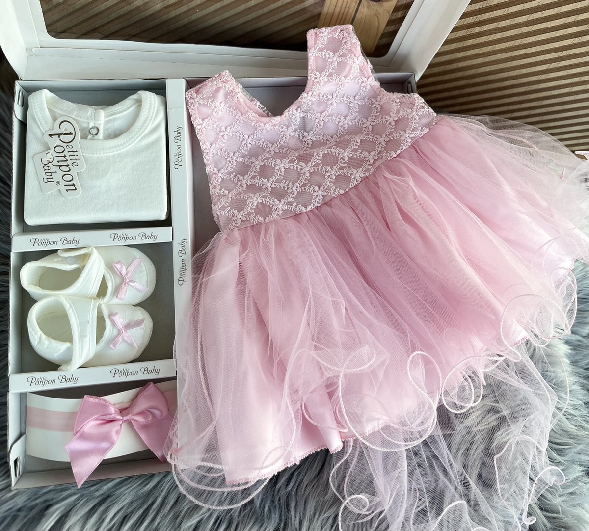 Goedkoopste luxe feestjurk-bruidsjurk-Baby jurk-doopjurk -dooppakje-jurk-onderhemd-haarband-schoentjes- pasgeboren-new born-geschenkenset -geschenkdoos-kraamcadeau-fotoshoot newborn-4 delige set-roze feestjurk-tule jurk met staart-maat 56/62 (0 tem 3 maanden