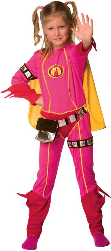 Meisje in roze superheldenkostuum, met rode handschoenen en laars manchetten, gele cape, zilveren riem en masker met zonnekracht motief. Ze houdt hand omhoog.