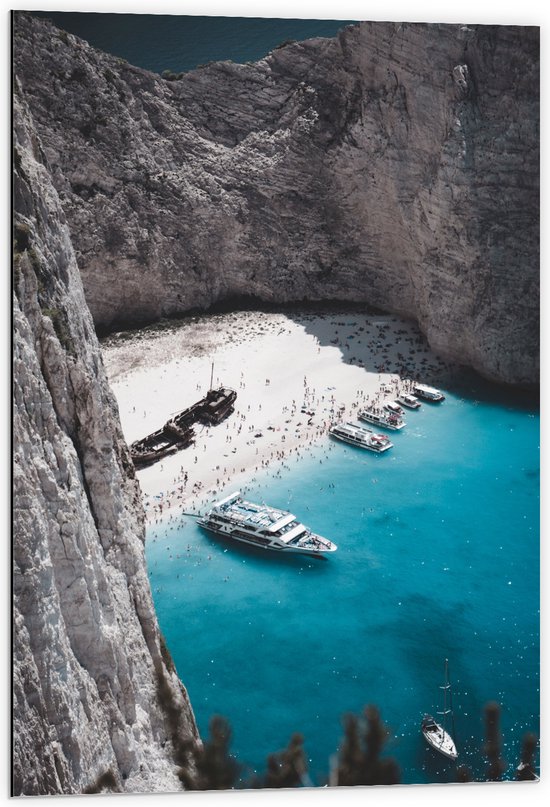 WallClassics - Dibond -  Boten op Navagio Beach op Zakynthos - 60x90 cm Foto op Aluminium (Met Ophangsysteem)