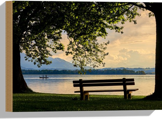 WallClassics - Hout - Bankje aan het Meer met Uitzich op Bergen - 40x30 cm - 12 mm dik - Foto op Hout (Met Ophangsysteem)