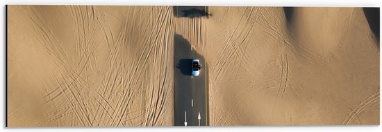 WallClassics - Dibond - Auto op Weg door Woestijn - 60x20 cm Foto op Aluminium (Met Ophangsysteem)