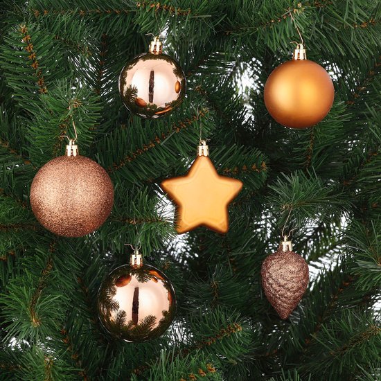 Boules de Noël brun cuivre et décorations en étoile sur un sapin de Noël vert.