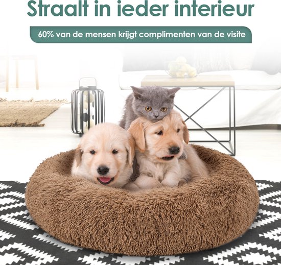 Twee puppy's en een kitten in een ronde, beige, pluizige hondenmand.