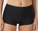 Zwarte short op een model, met een hoge taille en korte broekspijpjes.