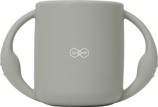 Grijze oefenbeker van JU&MP met twee handgrepen en een hexagon logo.