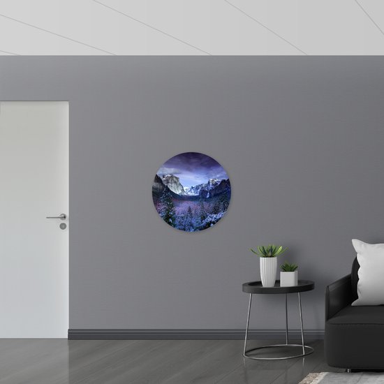 PVC Schuimplaat Muurcirkel - Besneeuwde Bergen met Bomen en Rotsen - 70x70 cm Foto op Muurcirkel (met ophangsysteem)